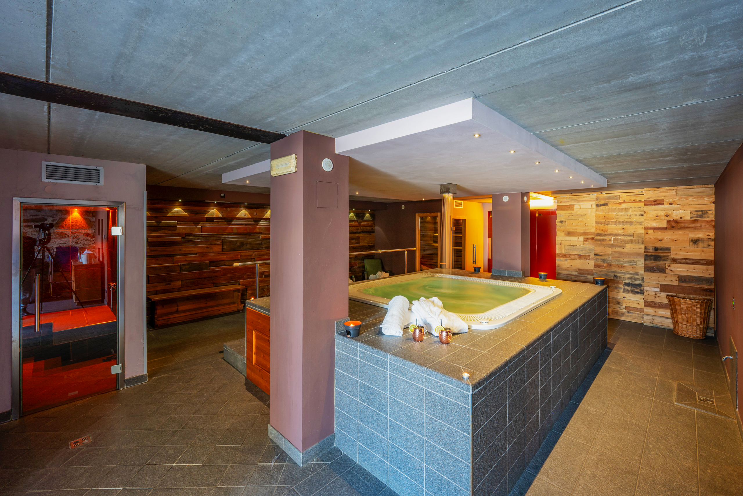 Piscina con idromassaggio e cascata cervicale SPA La Mirandola