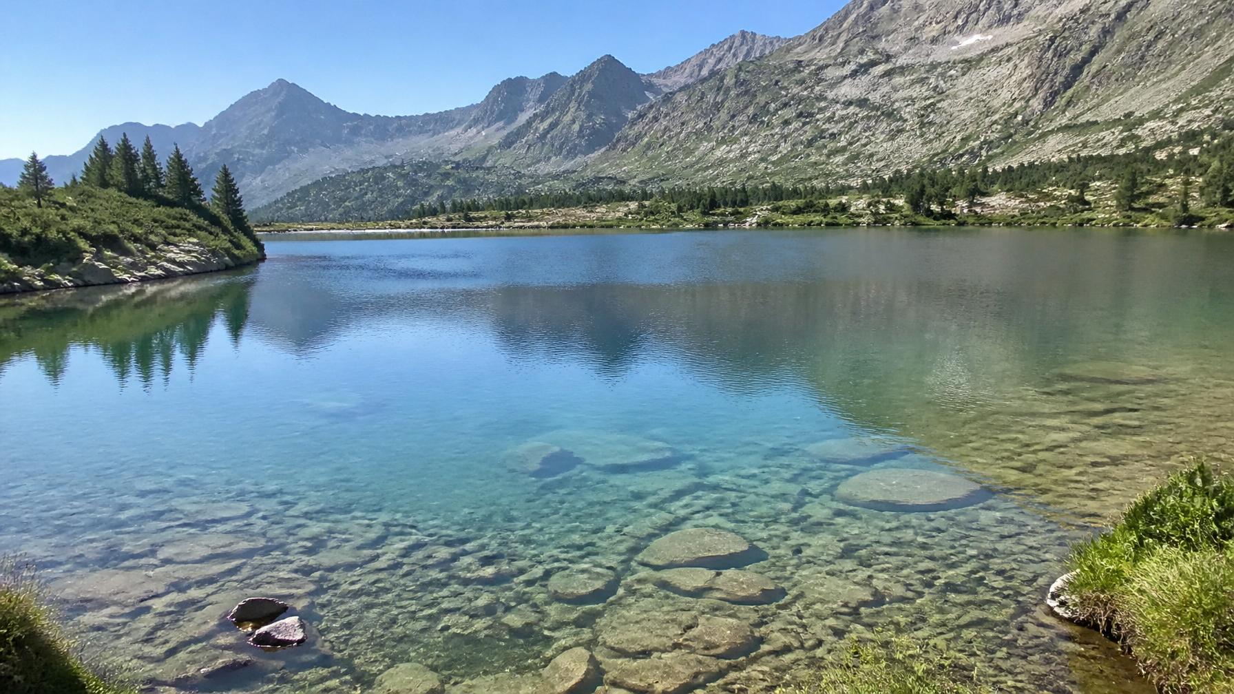 Il Lago dei Caprioli con acqua cristallina al Passo del Tonale