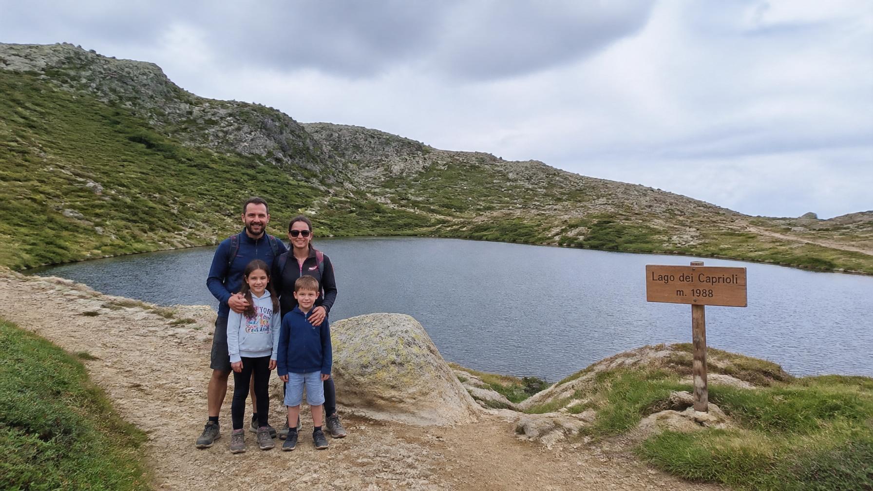 Famiglie con bambini lungo il sentiero del Lago dei Caprioli